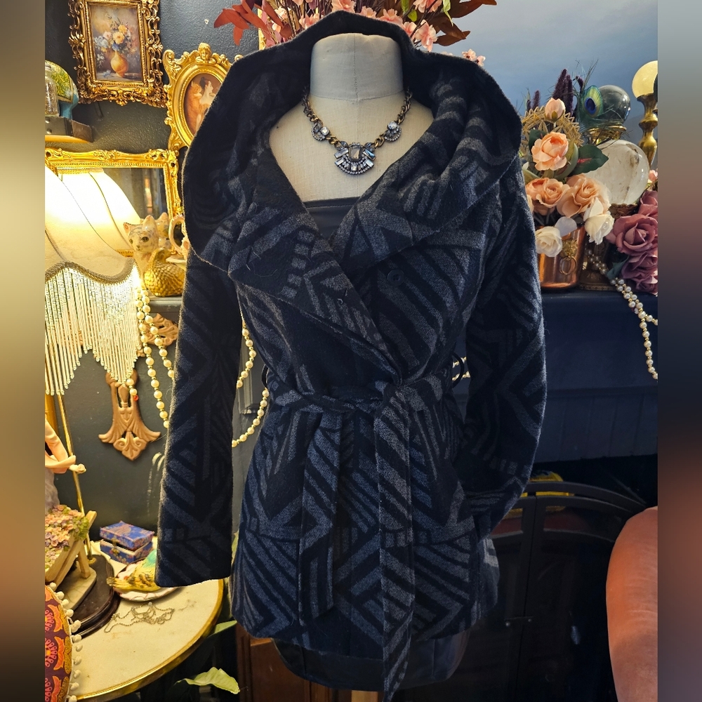 Gray and black tie waste peacoat. Large hood. Size S.